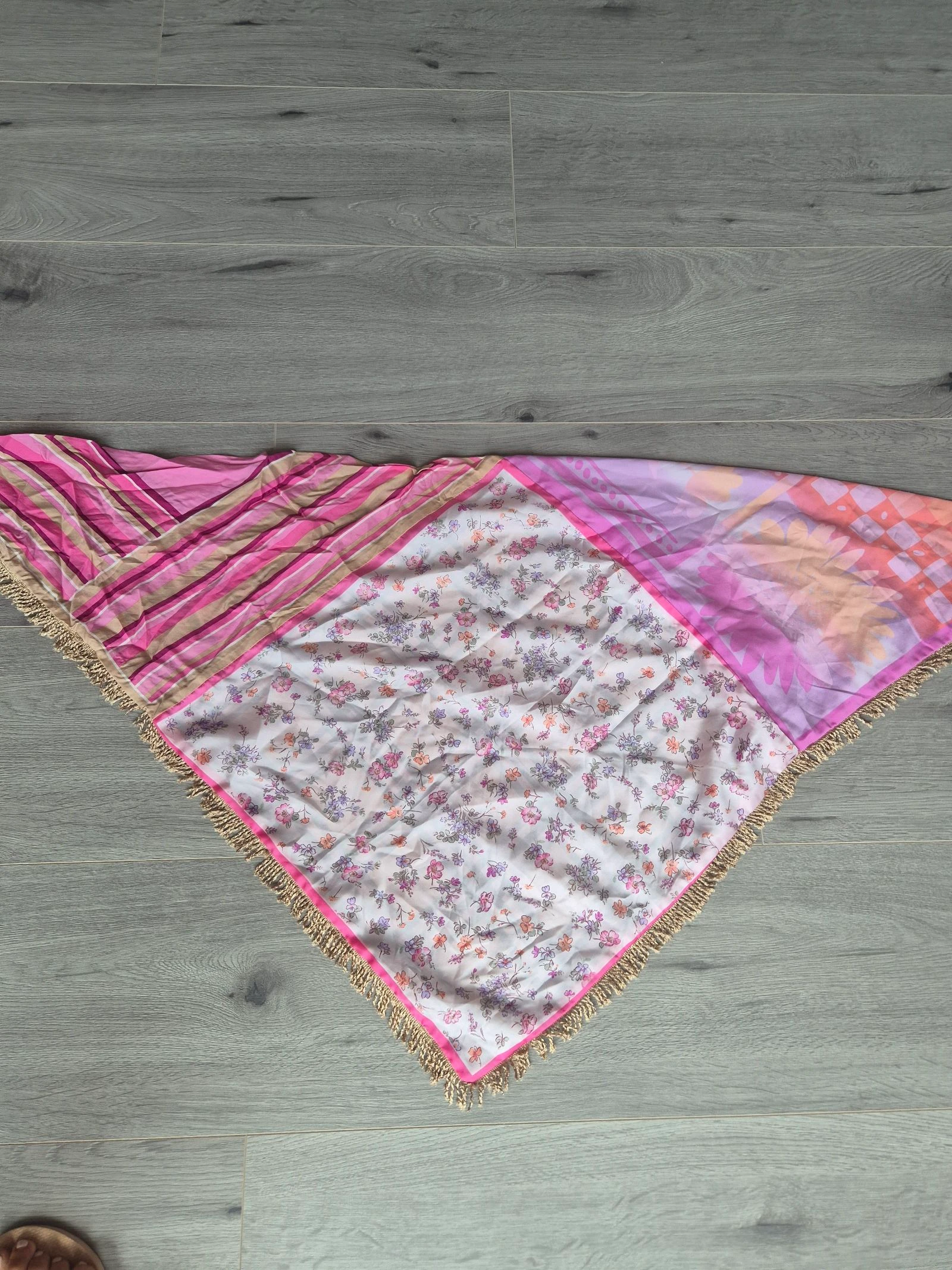 Grand foulard triangulaire avec imprimé losange et fleurs + franges – photo 4